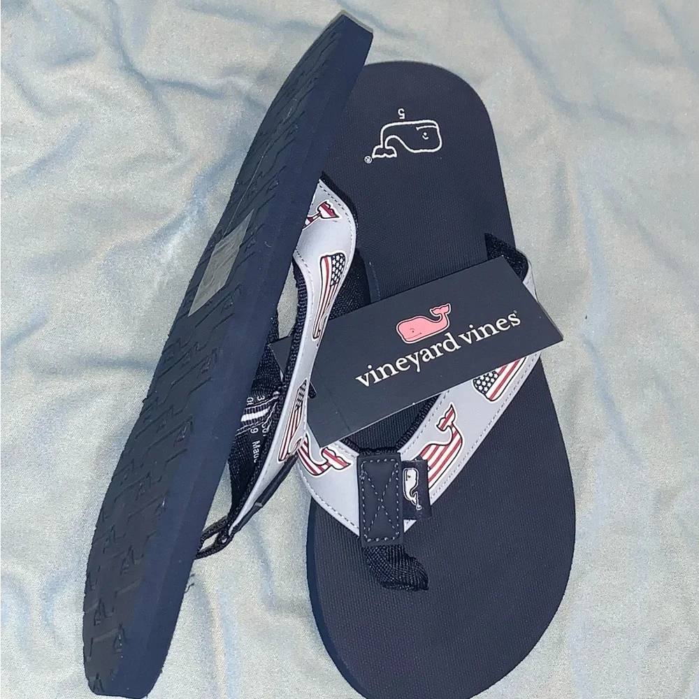 NEW VINEYARD VINES whale flip flops sandals boys size 5 - Picture 3 of 8